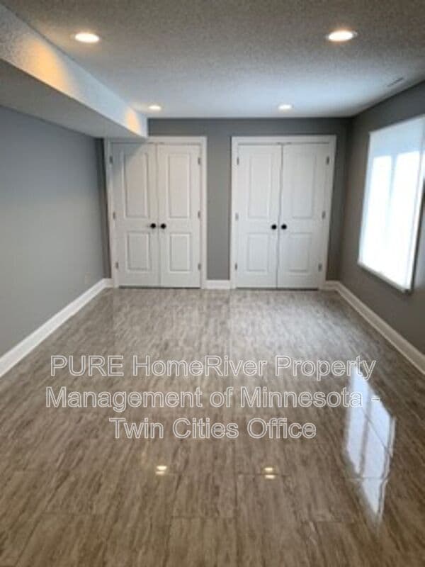 Edina House: 7420 Hyde Park Cir