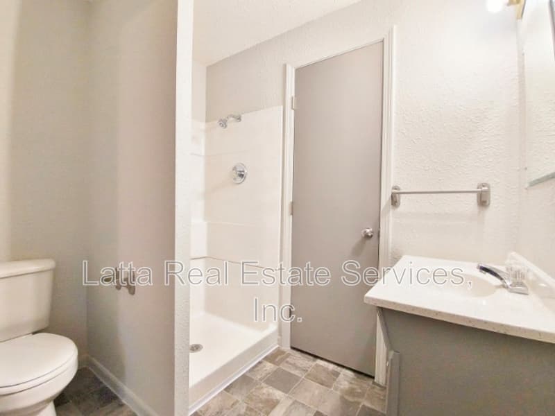 Higginsville Condo: 401 W 30th St