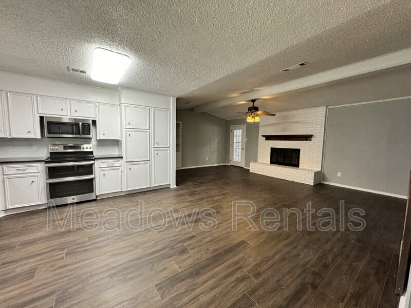 Lorena House: 140 Towne West Drive