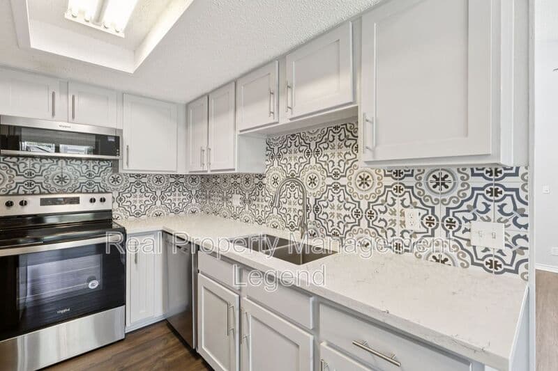 Dallas House: 6646 E Lovers Lane