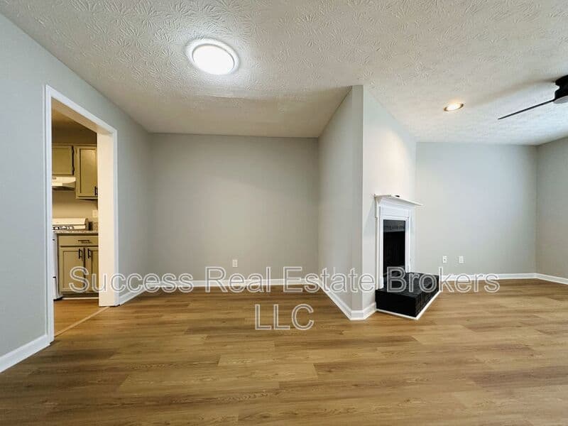 Kennesaw House: 1016 Kennesborough Rd NW