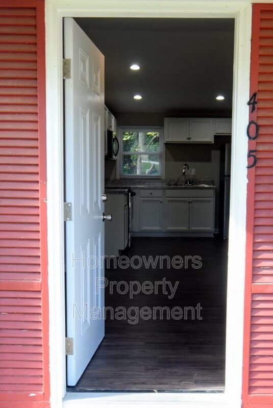 Fayetteville House: 405 Andrews Rd