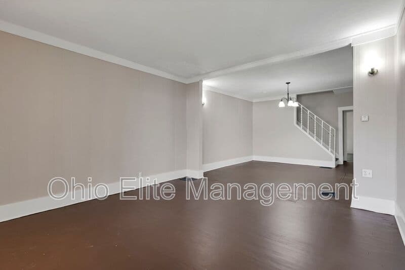 Columbus House: 2709 Sullivant Ave