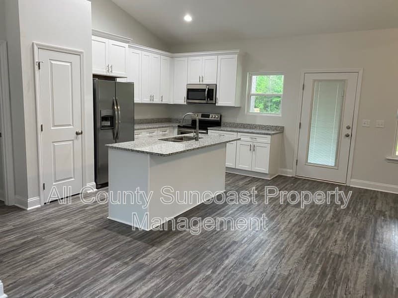 Monticello House: 550 Holly Road