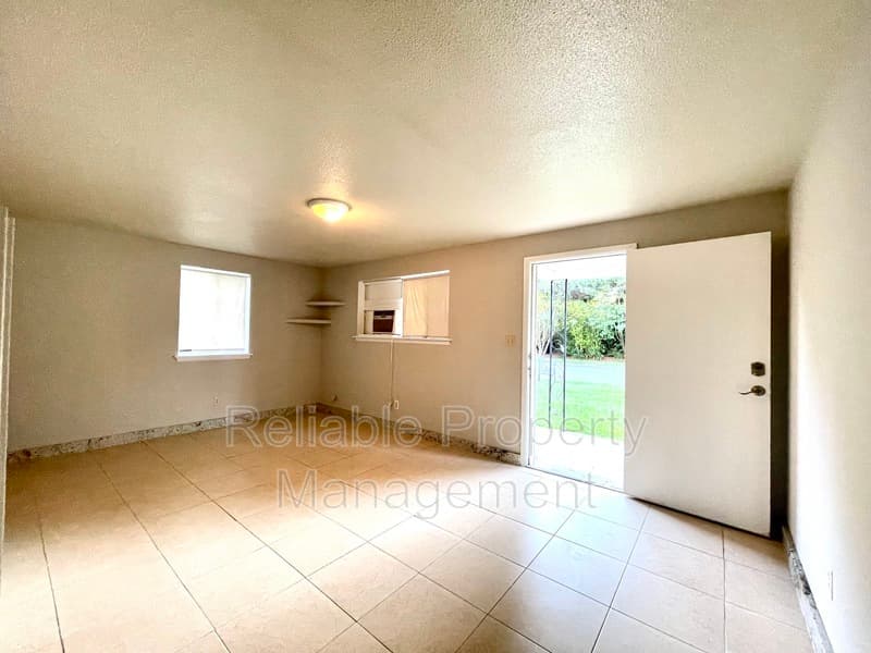 Selma Condo: 606 Winston Circle