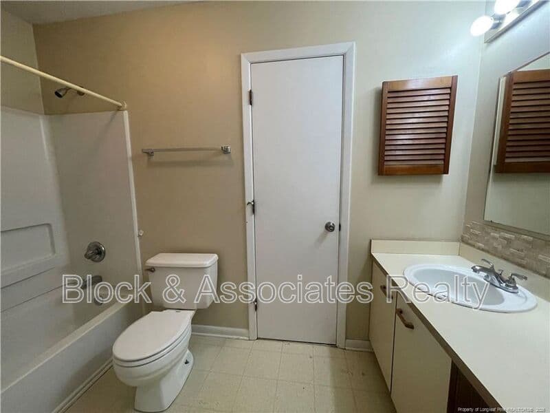 FAYETTEVILLE Condo: 1000 WOOD CREEK DR
