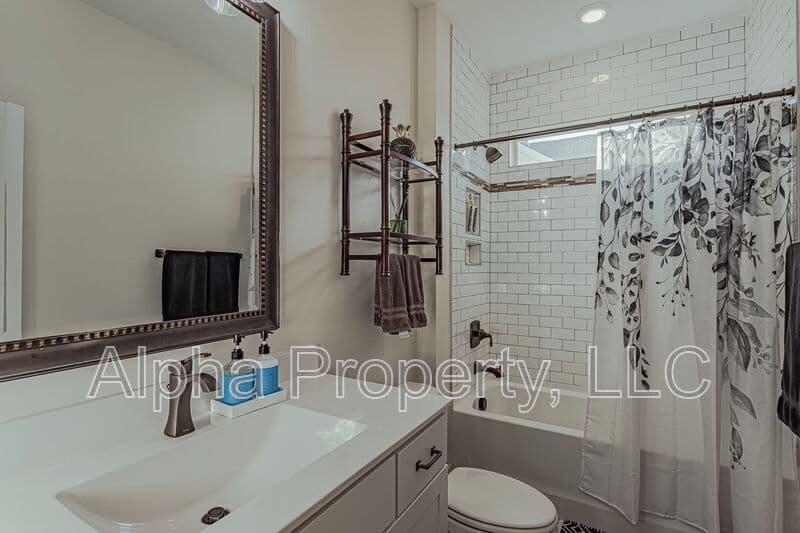 Greenville House: 14 Burl Ct