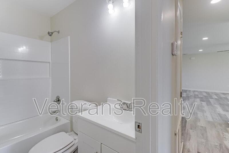 Long Beach House: 129 Quarles Street