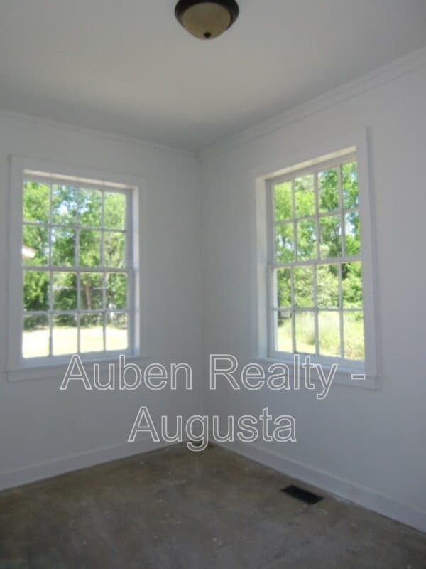 Augusta House: 1914 1/2 Kratha Drive