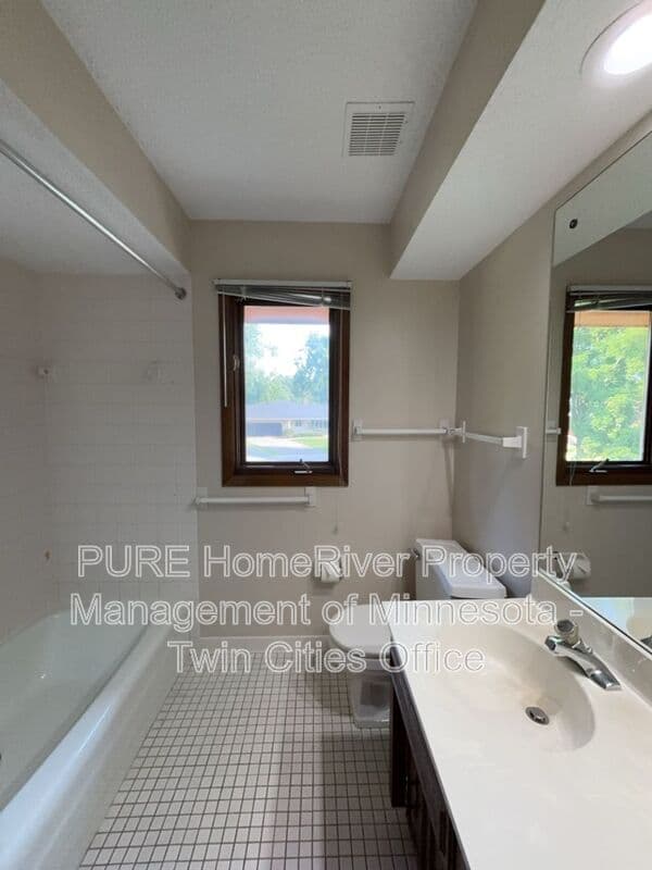Edina House: 7420 Hyde Park Cir