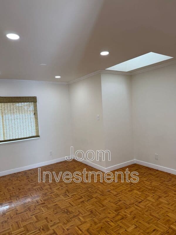 Los Angeles House: 2523 S Bentley Ave
