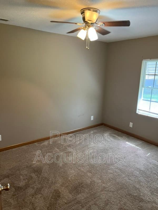 Vandalia House: 210 E Bland St