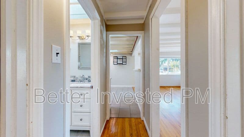 Santa Rosa House: 311 Lomitas Ln