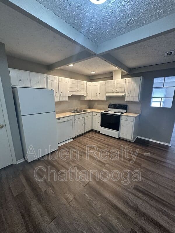Hisxon Condo: 809 Forest Dale Lane