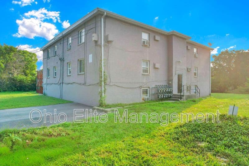 Columbus House: 1581 E Mound St