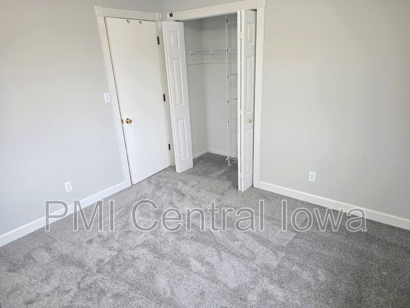 Urbandale House: 4405 68th Street