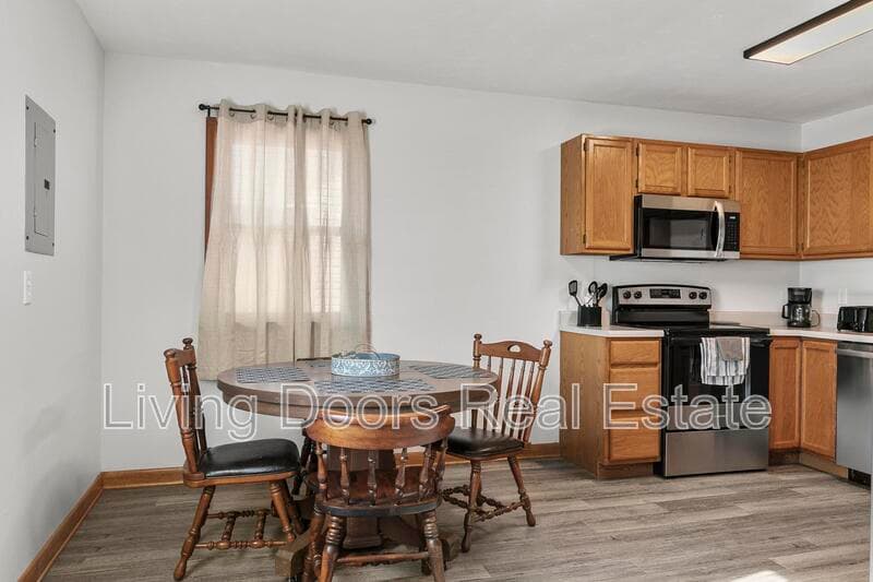 Lincoln House: 6935 Colby St