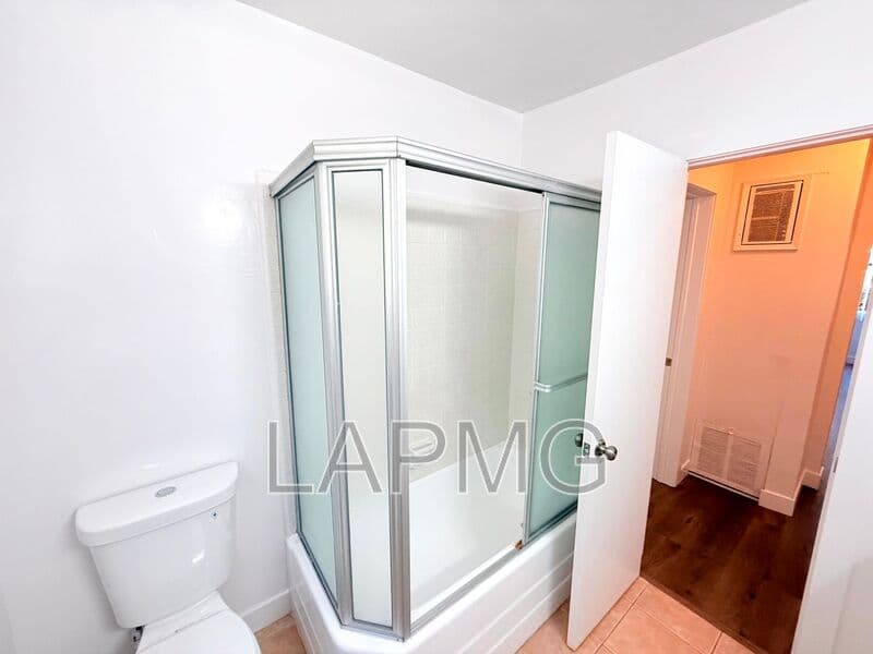 Inglewood House: 853 W Beach Avenue