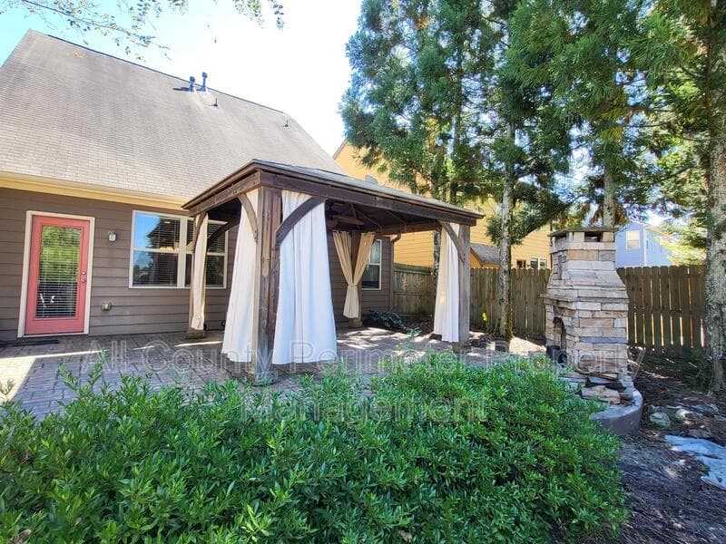 Acworth House: 915 Silver Lake Dr