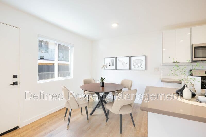 Los Angeles Condo: 5847 Willoughby Avenue