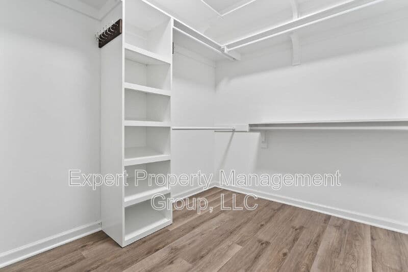 Four Oaks House: 482 Olivia Crossing Court