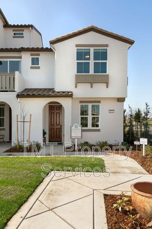 Sacramento Townhome: 23 Advantage Court
