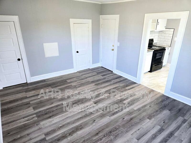 Burlington House: 426 S. Beaumont Ave-C