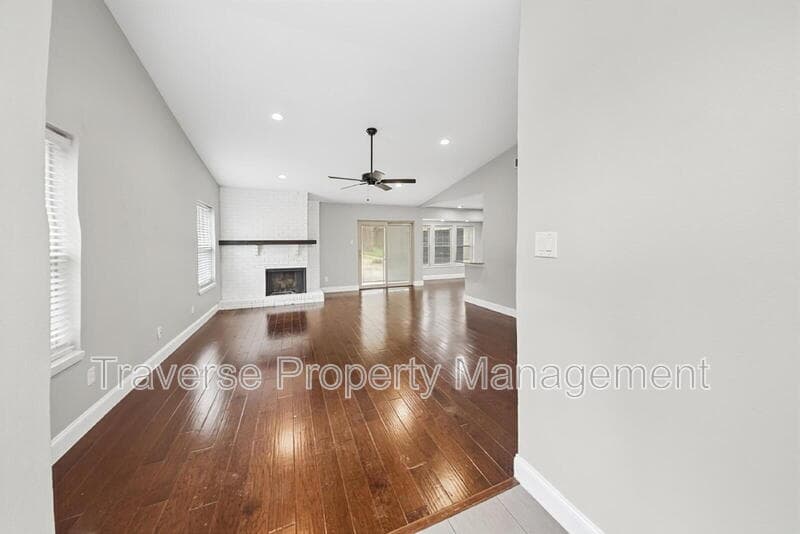 Bedford House: 2909 White Oak Ln