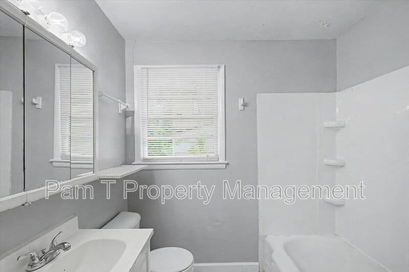 Savannah House: 2619-A Livingston Ave.