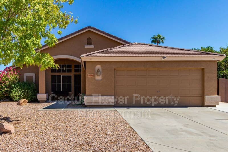 Glendale House: 21295 N 69th Ave