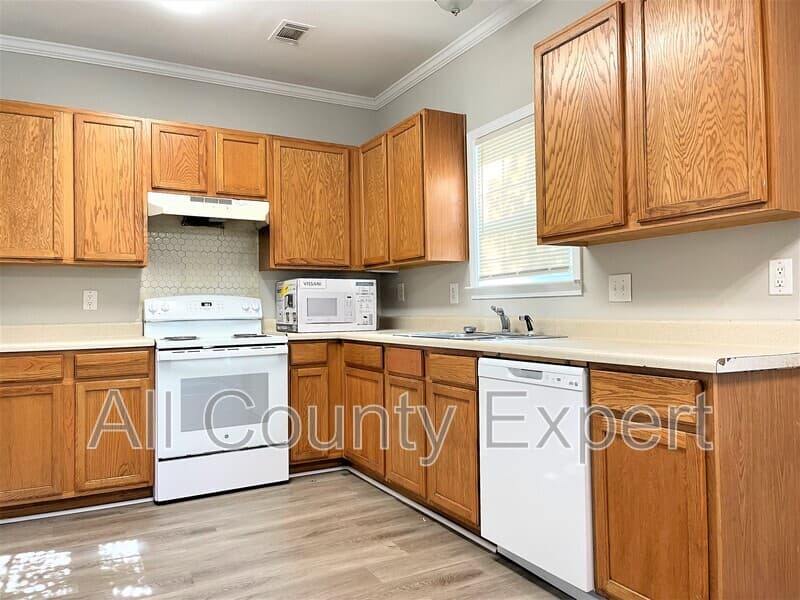 Snellville House: 2370 Temple View Ct