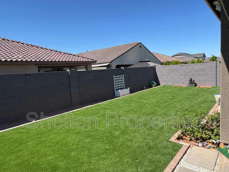Avondale House: 10213 W Fairmount Ave