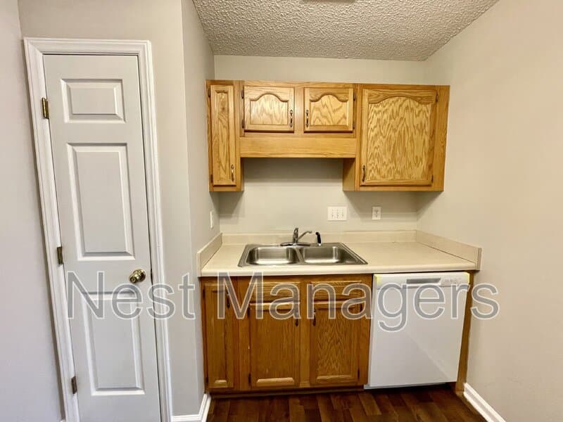 Fayetteville House: 804 Nighthawk Place