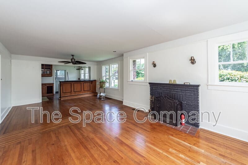 Charleston House: 25 8th Avenue