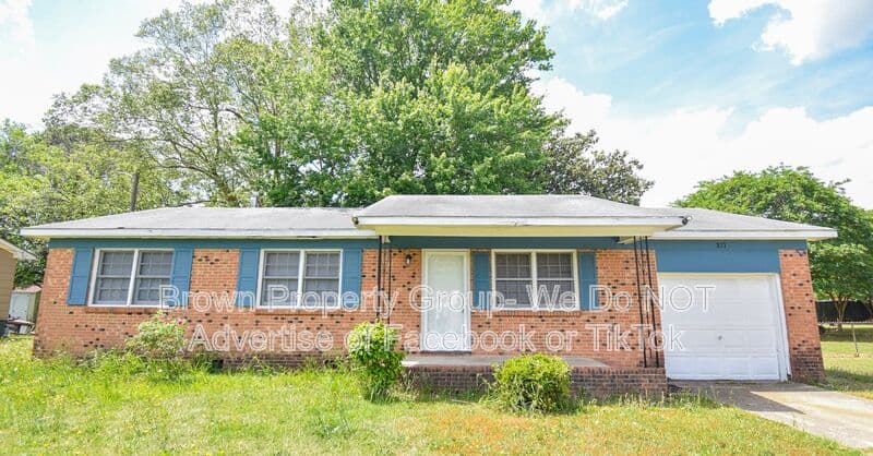 Fayetteville House: 817 Bronco Lane