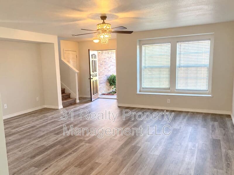 Grand Prairie House: 2011 Limestone Dr
