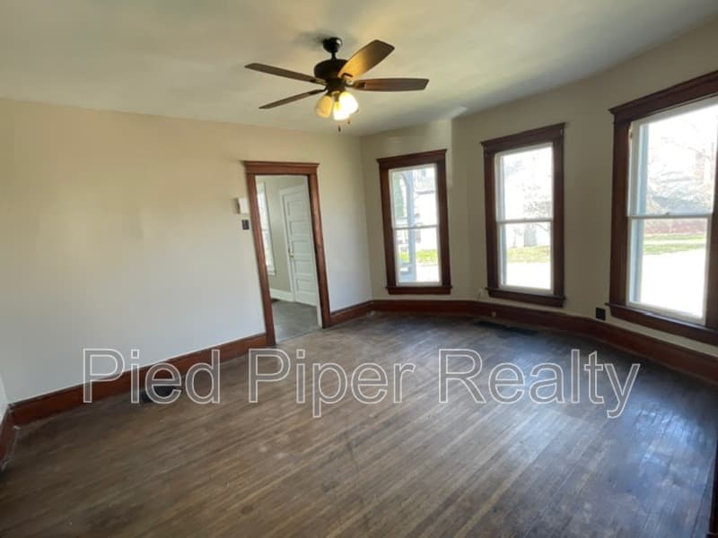 Freeport Condo: 434 1/2 S State Ave