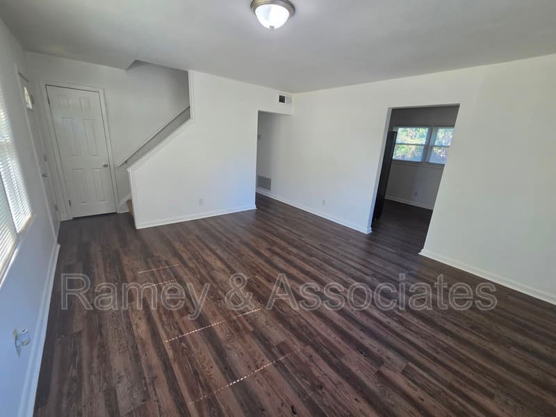 Louisville House: 5609 Goldenrod Rd