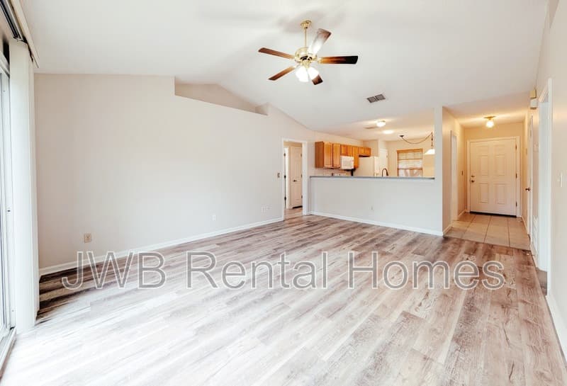 Jacksonville House: 4483 Cobblefield Cir E