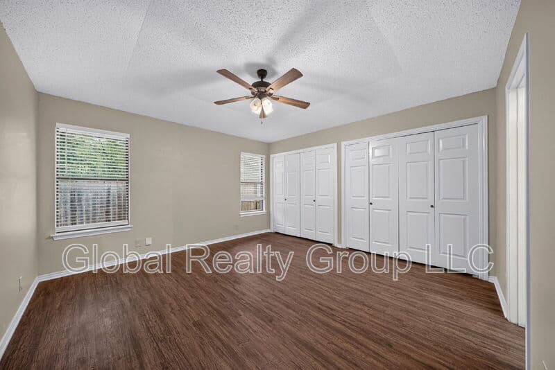 Universal City House: 118 Golden Way