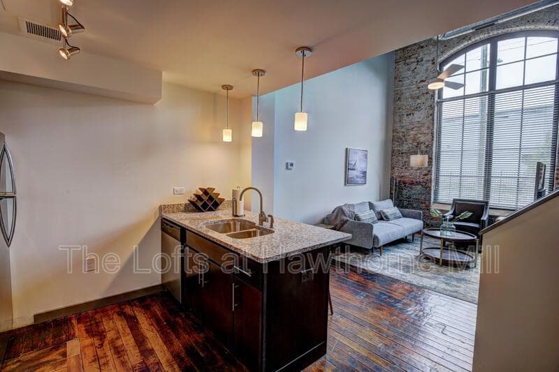 Charlotte Apartment: 1101 Hawthorne Ln