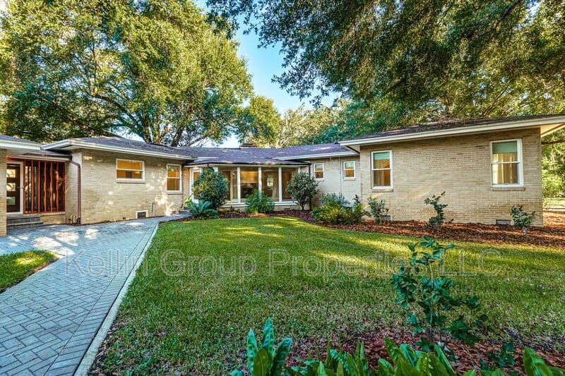 Lakeland House: 1203 Easton Dr