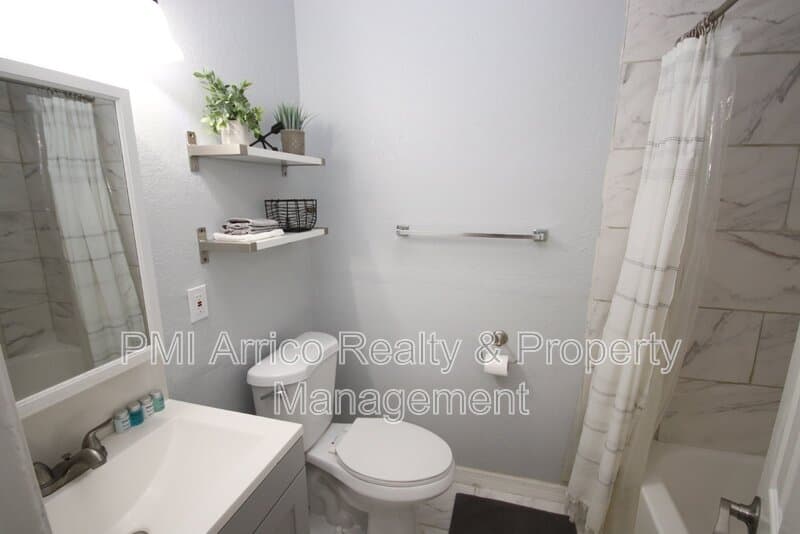 Tampa House: 1918 W Walnut St