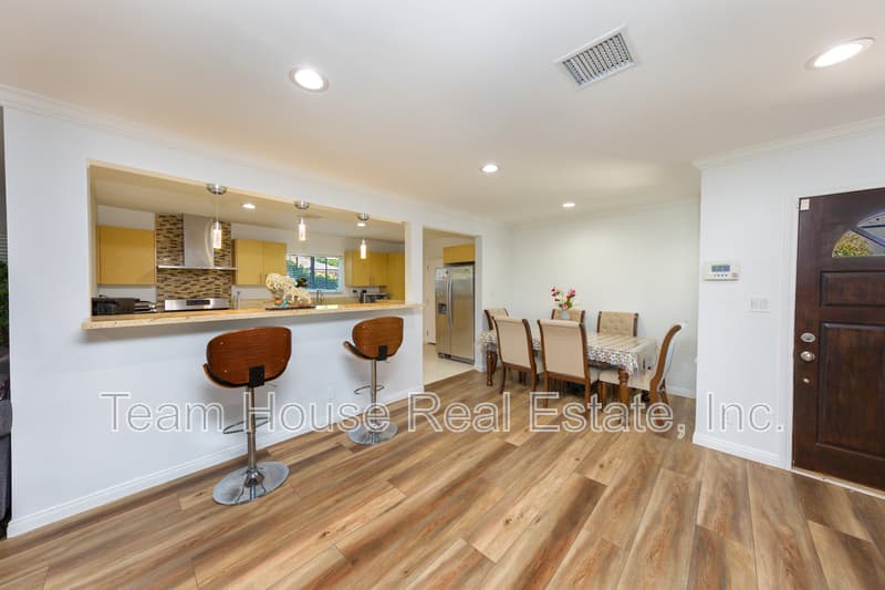 Reseda House: 19422 Welby Way