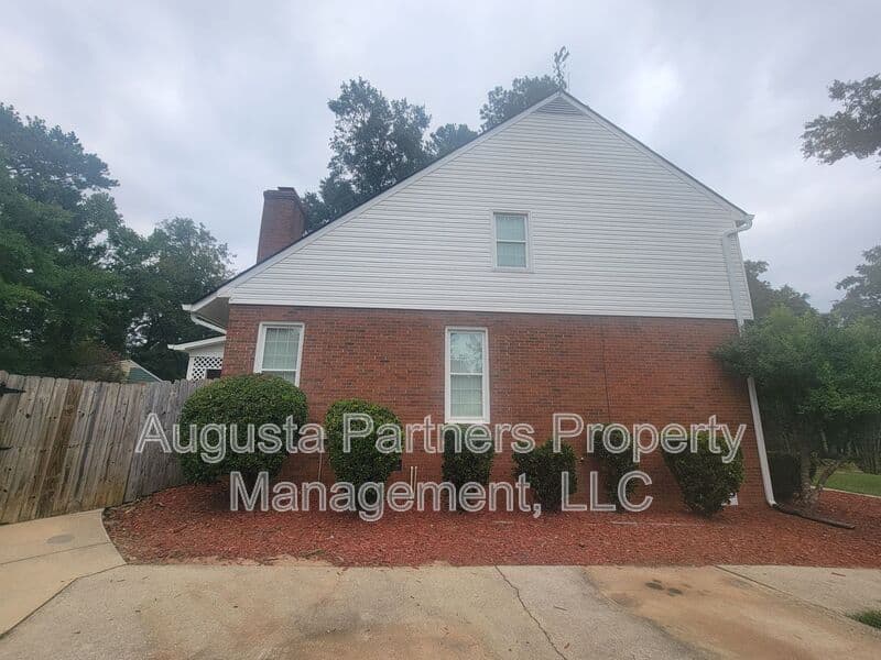Martinez House: 288 Wakefield Ln S