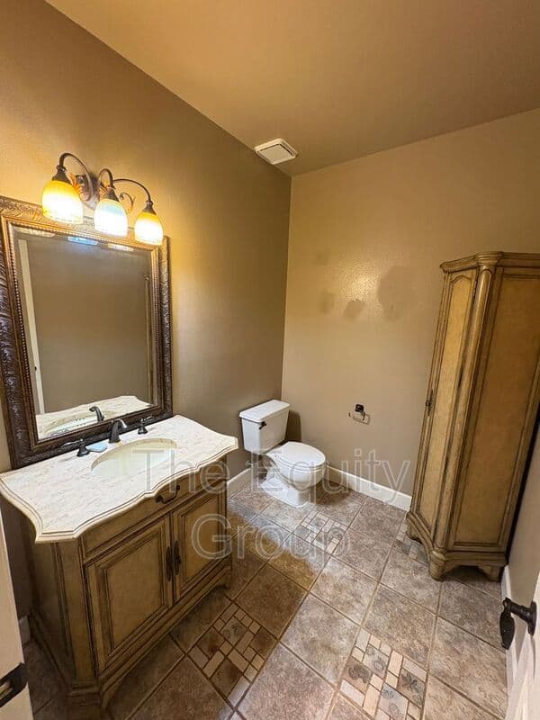 Hanford House: 540 West Birch Ct