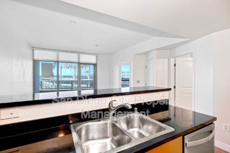 San Diego House: 253 10th Ave