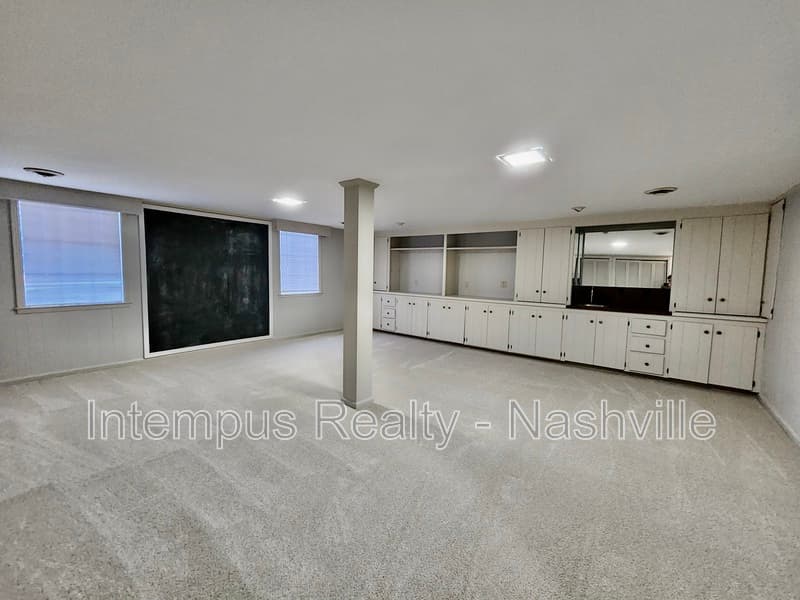 Brentwood House: 8124 Devens Dr