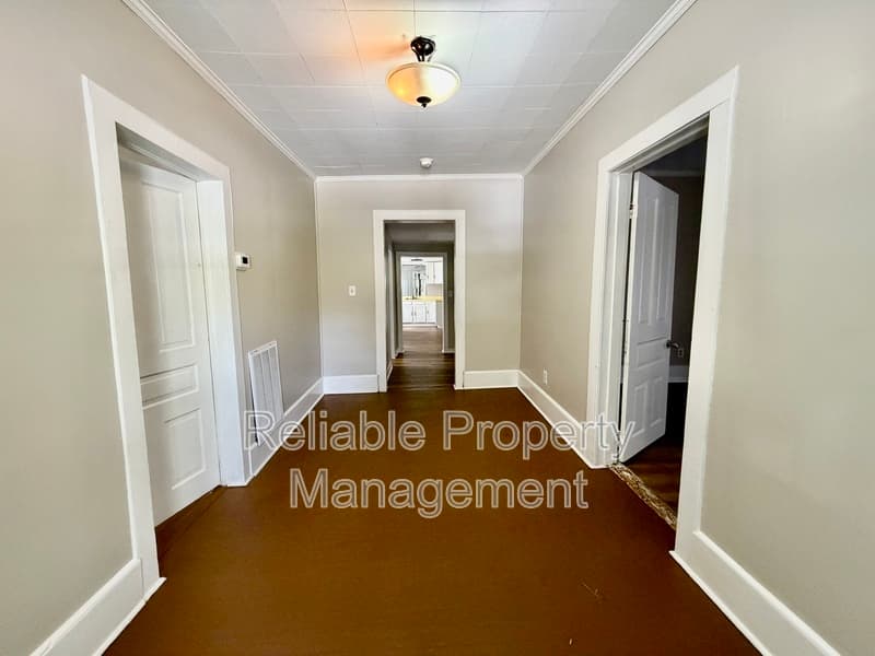 Clayton House: 525 E Main St