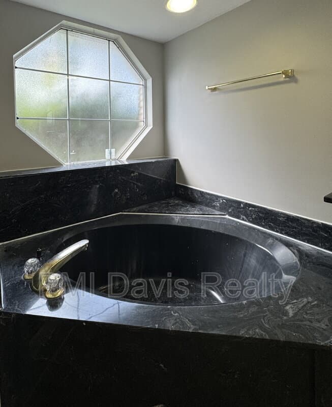 Jacksonville House: 9092 Camshire Dr